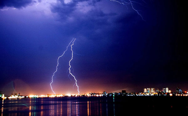 雷擊引發(fā)晃電 雷擊引發(fā)晃電